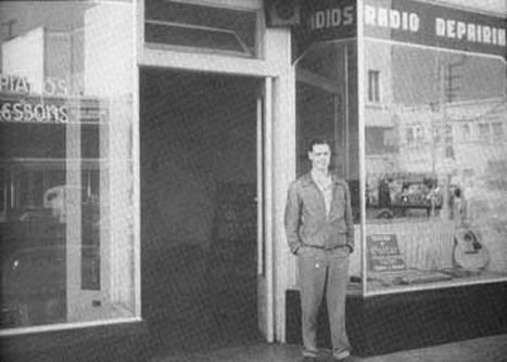 Dale Hyatt davanti al negozio di radio di Leo Fender, 1949 circa
