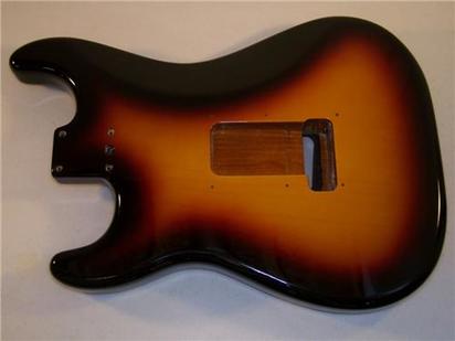 Stratocaster dal corpo impiallacciato. Si può riconoscere dalla vernice nera che ricopre tutta la concavità superiore per nasconderla.