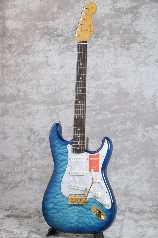 FSR MIJ Traditional 60s Stratocaster Quilt Maple Top Aqua Blue