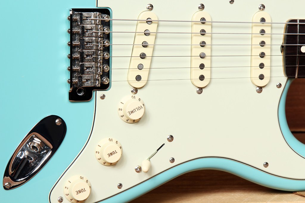 Classic '60s Stratocaster bridge and knobs