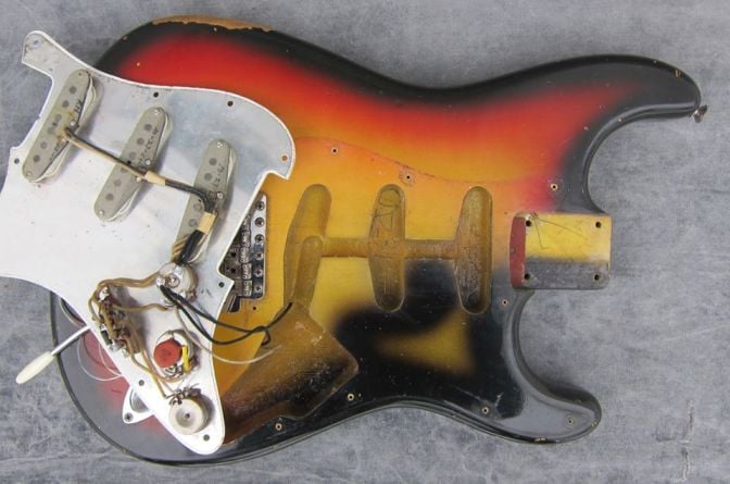 Sometimes the black was sprayed starting from the part of the body under the pickguard, probably to test the spray gun or to clean the nozzle