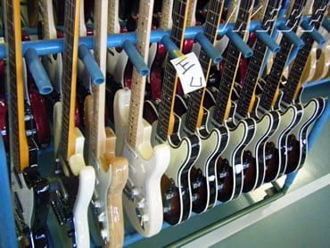 A questo punto, dopo un ulteriore controllo, le chitarre sono pronte per essere imballate. Ci sono anche numerosi tag "EU" o "USA" per l'esportazione in Europa o in America.