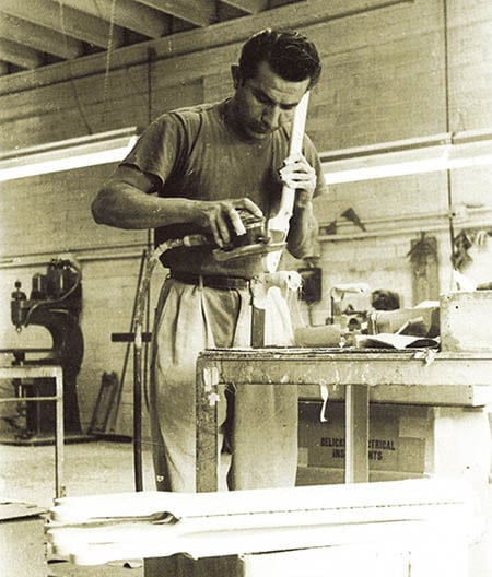 Una delle cose più complicate nella lavorazione della paletta della Stratocaster era la levigatura della paletta, foto del 1957