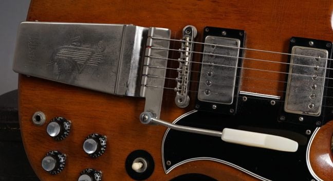 Il ʺDeluxe Vibrola”, detto anche ʺLyre Vibrola” per l'incisione sopra il logo Gibson (Courtesy of Guitar Point)
