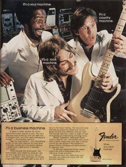 In questa pubblicità del 1977 viene mostrata la Stratocaster tipica della fine degli anni '70, palettone, plastiche nere e finitura natural