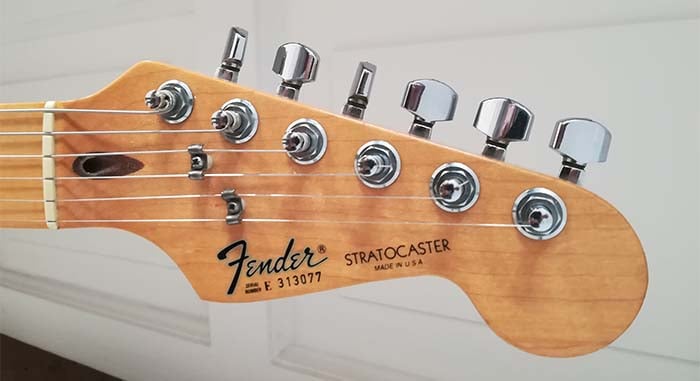 Le primissime 2-Knob Stratocaster avevano ancora un logo nero come quello della Smith Strat