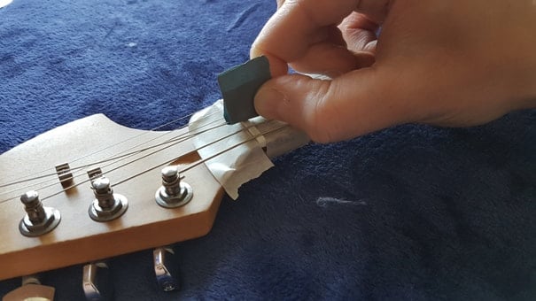 Come limare i solchi della Stratocaster