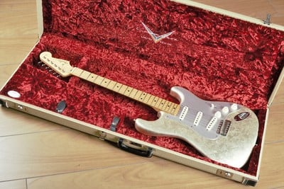 Master Salute Stratocaster with case