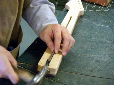Dopo che le macchine hanno tagliato il legno per i manici, vengono eseguite una serie di importanti operazioni manuali, come l'inserimento del truss rod...