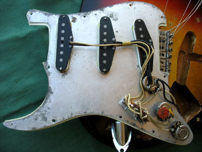 Foglio di alluminio al di sotto del battipenna di una Stratocaster del '63 