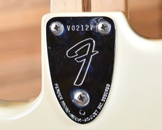 Il numero di serie inciso su un neck plate a 3 viti di una '70s Stratocaster 