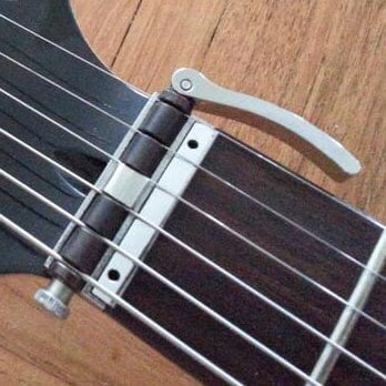 Leveler actuated locking nut, chiamato anche Cam arm nut lock, del Fender System II d del Fender System III