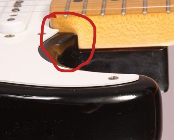Particolare della tasca del manico in una Stratocaster del 1954, con angolo netto di 90°