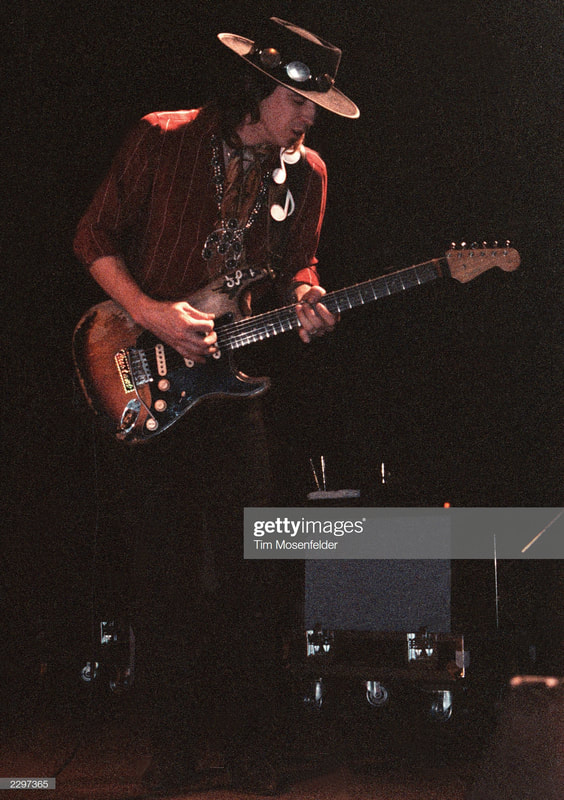 August 21, 1983, The Keystone in Palo Alto, Calif. (Photo by Tim Mosenfelder/ImageDirect) There is still a sort of some insulating tape on the headstock, near the nut. Still black pickguard with no stickers.