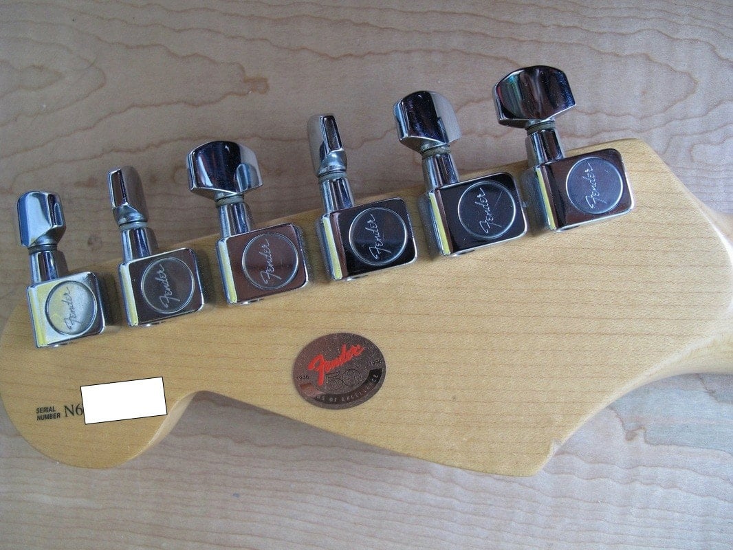 Lo sticker commemorativo applicato sulle Fender del 1996