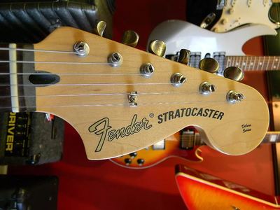 Tom Delonge Stratocaster headstcok