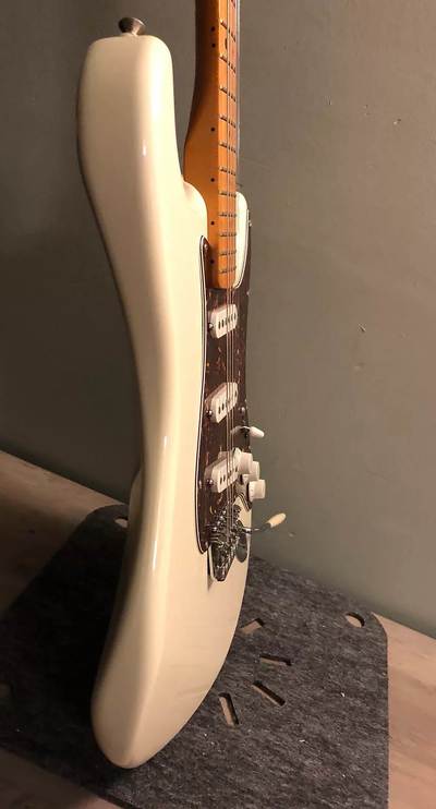 Roadhouse Stratocaster side