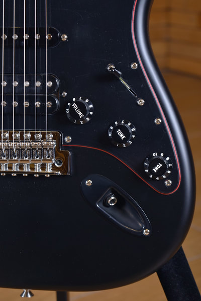 FSR Stratocaster Noir HSS knobs