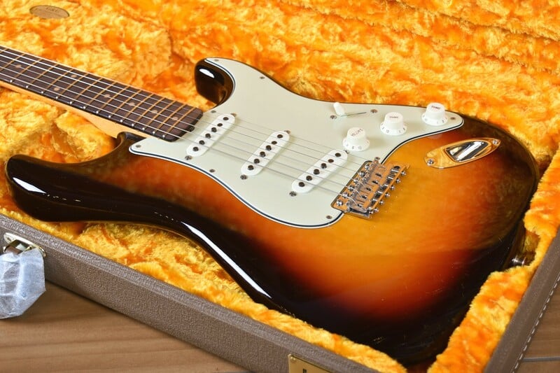 Vintage Custom 1959 Stratocaster front contour