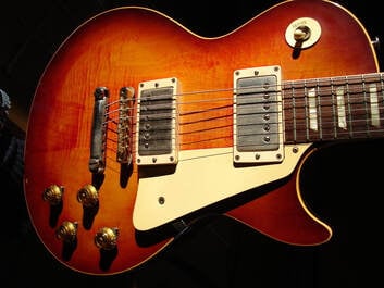 The 8 1641 Les Paul had an asymmetric body and was logged on February 25, 1958