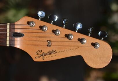 La paletta di una Squier Standard Stratocaster messicana. La sua forma pregnant era diversa da quella della US Squier. Da notare anche l'inserto in plastica nera tipica delle Fender messicane