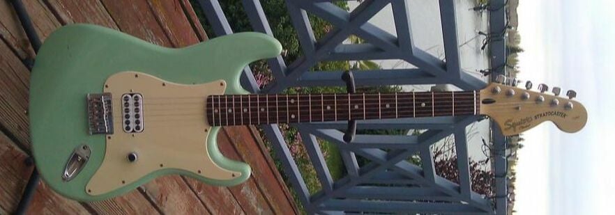 La SquierTom Delonge Stratocaster 