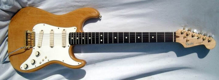 Gold Elite Stratocaster (hendrixguitar.com)