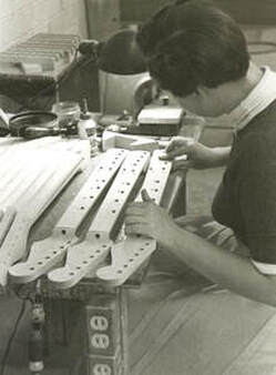 Una donna mentre inserisce i Black dot: i segnatsti erano dischi inseriti a pressione nei buchi nella tastiera, non una pasta spalamata nei fori