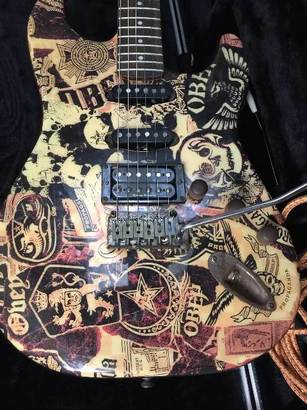 Obey Collage Stratocaster della Graphic Series (reverb.com)