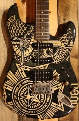 Obey Dissent Stratocaster della Graphic Series (reverb.com)