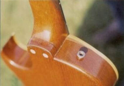The small ledge of the body extends over the neck heel and the exposed maple, sign of its was very pronounced thickness
