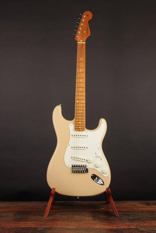 Roasted Pine DLX stratocaster front