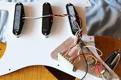 Foto Flame Stratocaster pickups and electronics
