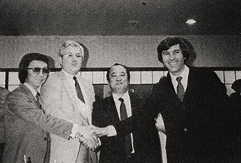 Da sinistra a destra: Masamitsu Yamano, presidente della Yamano Music, Bill Schultz, Smith, Chitoshi Kojima, presidente della Kanda Shokai, e Roger Balmer