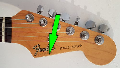 La forma della paletta della Stratocaster I è vintage correct e il numero di serie è grigio chiaro come le Stratocaster giapponesi
