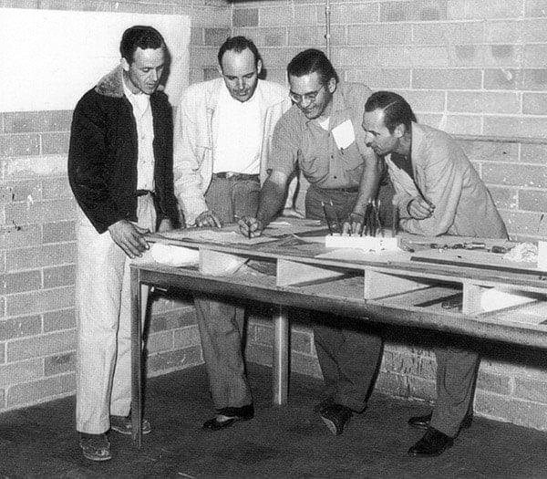 Da sinistra a destra: George Fullerton, uomo sconosciuto, Freddie Tavares, uomo sconosciuto. Il design della Stratocaster venne disegnato per la prima volta su questo tavolo da disegno.