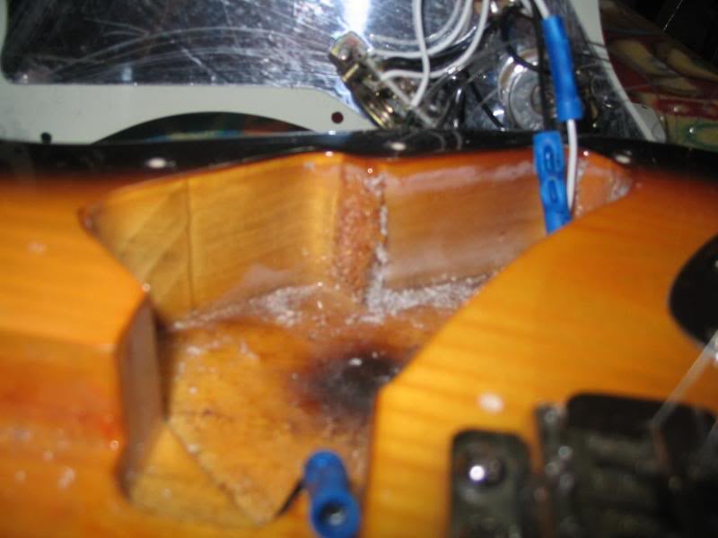 Se si fa attenzione, si vede il sottile foglio di legno usato per impiallacciare la chitarra