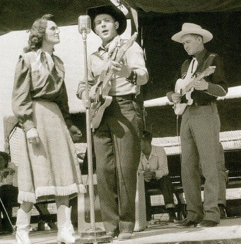 Roy Watkins, sulla destra, col cappello bianco, suona il secondo prototipo della Esquire nel 1950 a Fullerton
