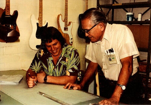 John Page e Freddie Tavares, il presente e il passato della Fender insieme, circa 1981 