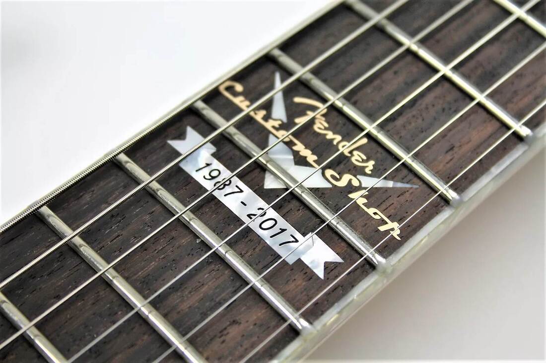 Dettaglio dell'intarsio della Forest Green Anniversary Stratocaster