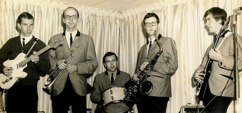 Sulla sinistra, Jerry Madderra con il suo ibrido Tele/Stratocaster. Il manico era del secondo prototipo di Stratocaster