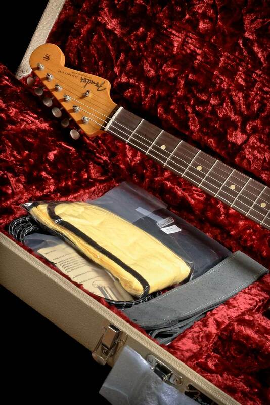 Limited 1962 Stratocaster Journeyman Relic 3-Tone Sunburst fretboard
