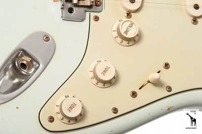 Builder Select 1962 Stratocaster Relic knobs