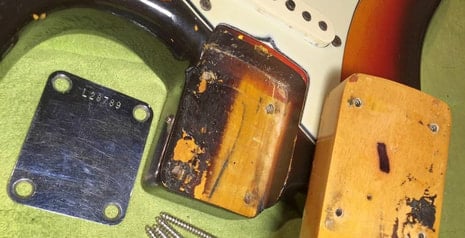 Tasca del manico parzilamente priva di vernice di una Stratocaster del '65