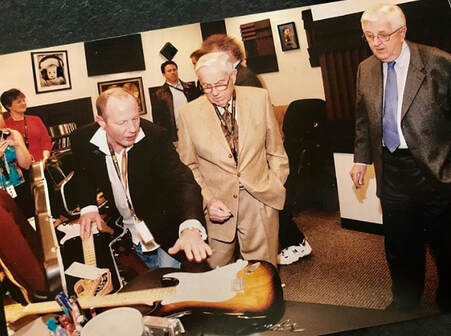 Don Randall con Bill Schultz nel 2004 nel corso della presentazione della 50th Anniversary 1954 Stratocaster 