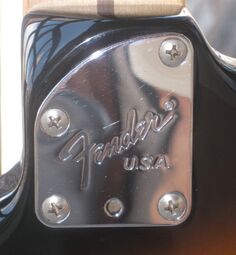 Neck plate asimmetrico delle HRR Stratocaster, su cui era riportata l'incisione 