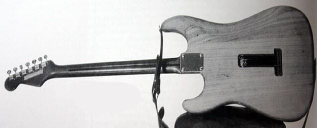 Il lato posteriore del secondo prototipo della Stratocaster. Il nuovo ponte ha ancora con tre molle, ed anche lo scasso è più piccolo di quello delle Stratocaster prodotte nel 1954. 