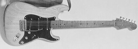 A Stratocaster prototype with Telecaster knobs and tip. The  the bridge was not yet the definitive one (Courtesy of Fender)