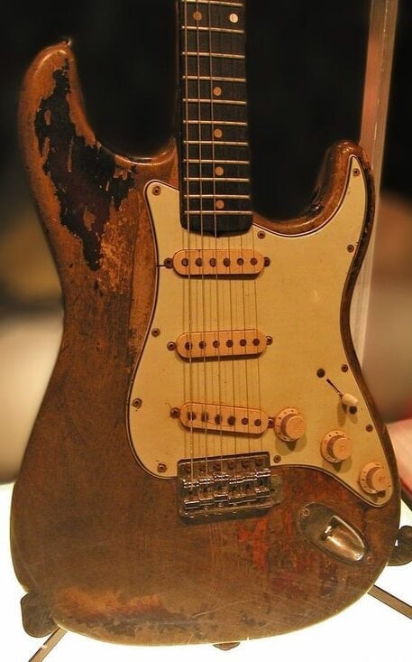 Rory's Strat exposed at Rock Chic exhibition in Collins Barracks Museum, Dublin, January 2007: the saddles are '70s style (picture: Wikipedia)