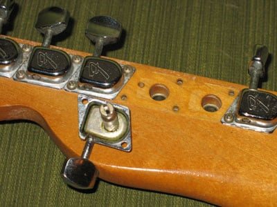 Fender Keys del 1968 con l'albero che fuoriusciva dall'involucro. Non c'era nessuna incisione nel lato interno.